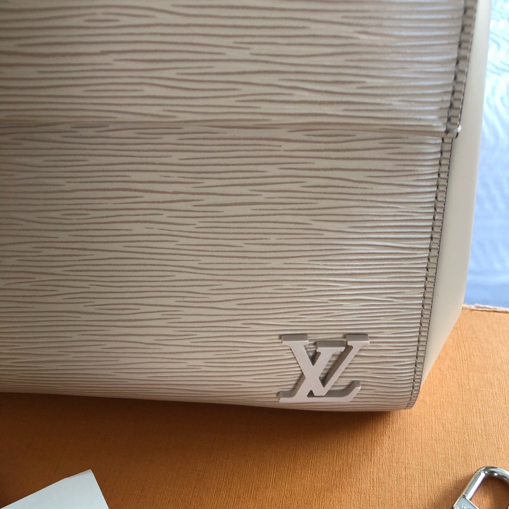 Louis Vuitton Cluny MM - Picture 4 of 16